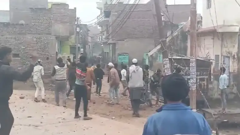 Stone Pelting: मथुरा में डर का माहौल, दो पक्षों के बीच जमकर हुई पत्थरबाजी, घायल हुए दर्जन से ज्यादा लोग