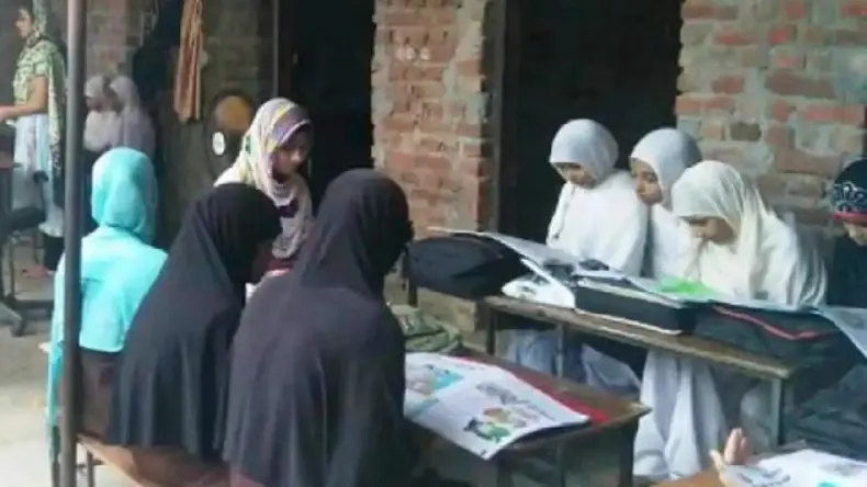 Madrasa: मदरसा में टीचर ने करी सारी हदें पार, दूसरी क्लास में पढ़ने वाली छात्रा को कपड़े उतारकर पीटा