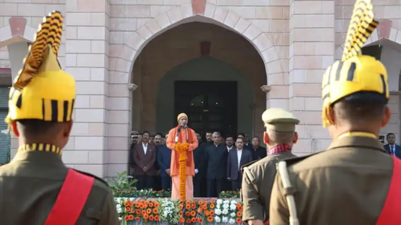 गणतंत्र दिवस के मौके पर सीएम योगी ने प्रदेशवासियों को किया संबोधित, कहा लोकतंत्र की मजबूती संविधान से