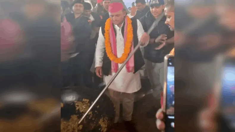 महाप्रसाद सेवा किचन में सपा सुप्रीमों अखिलेश ने बनाया भोजन, खुद खाया श्रद्धालुओं को खिलाया