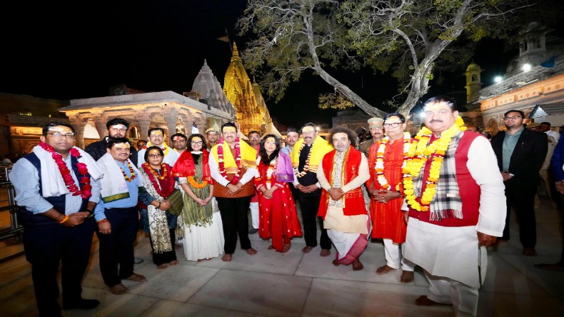 2 दिवसीय दौरे पर वाराणसी पहुंचे सीएम फडणवीस, परिवार संग विश्वनाथ मंदिर में किए दर्शन