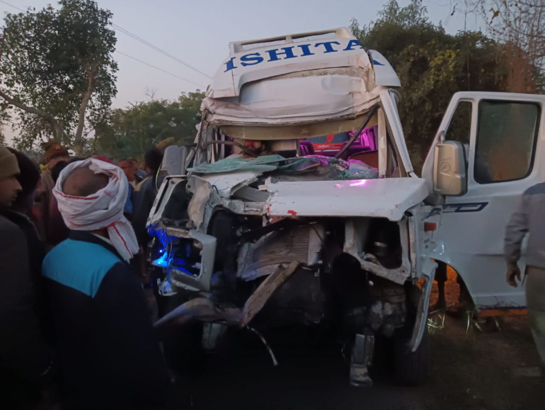 Fatehpur Accident: दिल्ली से महाकुंभ जा रहे श्रद्धालुओं की बस सड़क हादसे की शिकार, दर्जन भर घायल