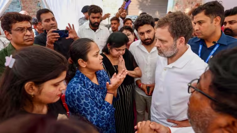 शुभम द्विवेदी के परिवार से मुलाकात करने पहुंचे नेता प्रतिपक्ष, पत्नी ऐशान्या ने कही शहीद का दर्जा दिलाने की बात