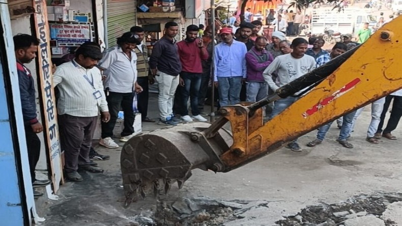 यूपी में अतिक्रमण के खिलाफ कार्रवाई, अवैध कब्जों और गैर मान्यता प्राप्त मदरसों को किया ध्वस्त