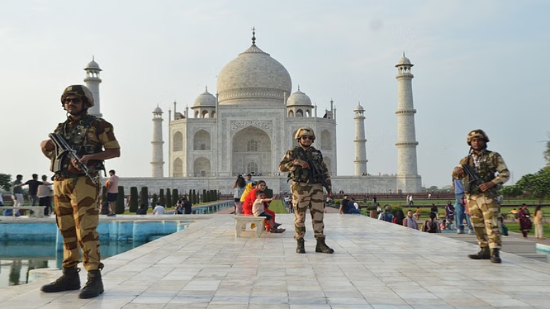 IND-PAK तनाव: सैन्य इलाकों में बढ़ी सतर्कता, ताजमहल पर हाई अलर्ट; ड्रोन उड़ाने पर पाबंदी